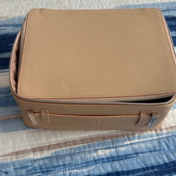 Beis Weekender with Make up case - Picture 9 of 10